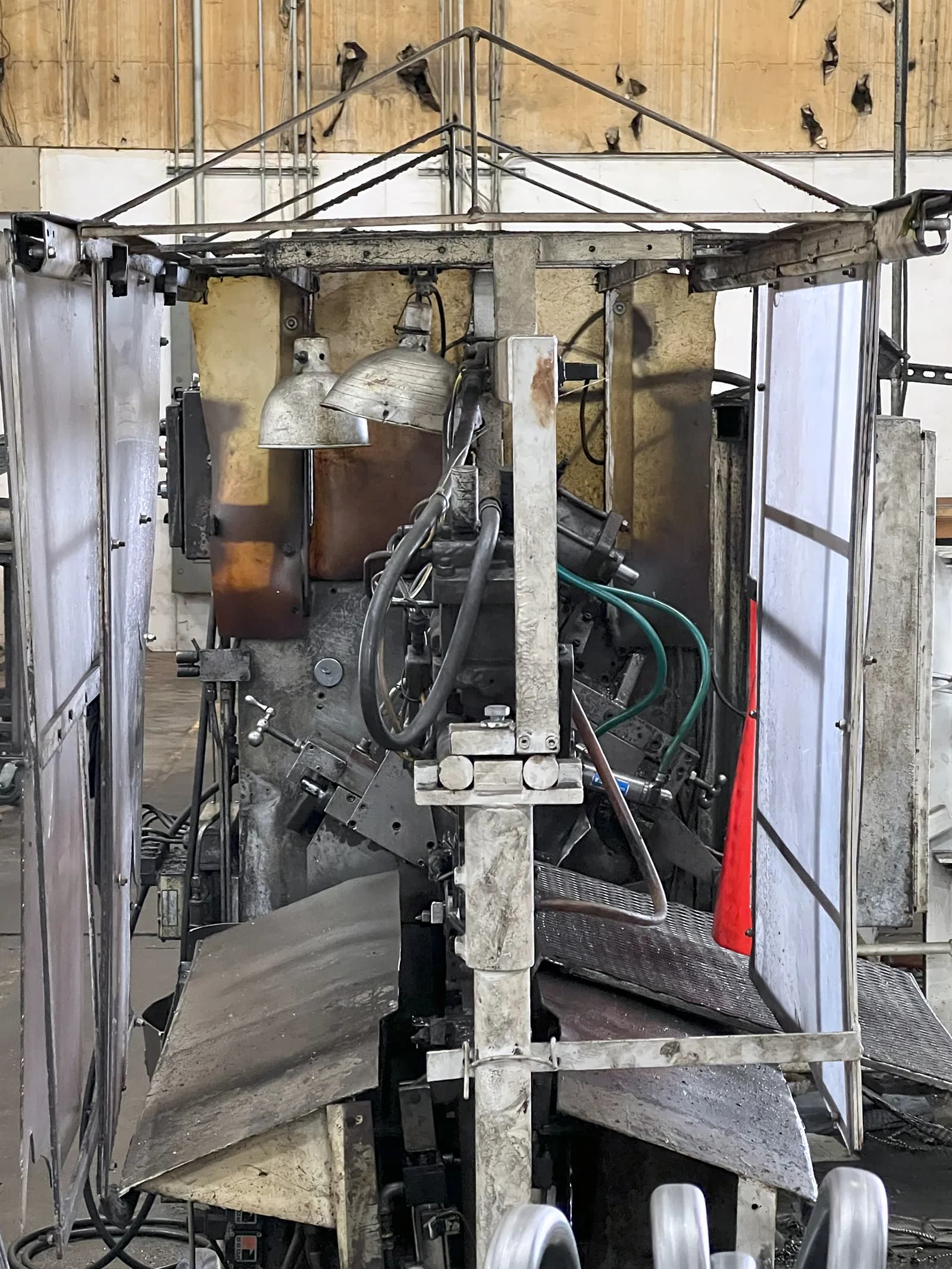Modern Cut off machine_3704681