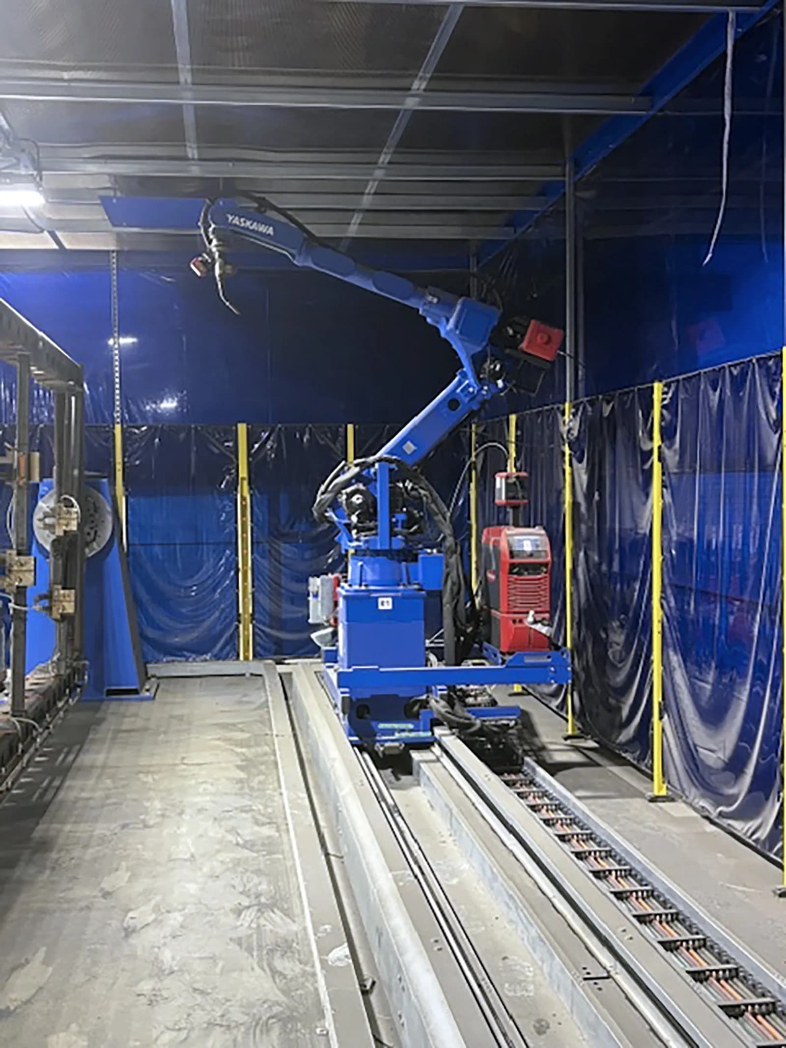 Yaskawa 70ft Dual Robot Weld Cell_3728667