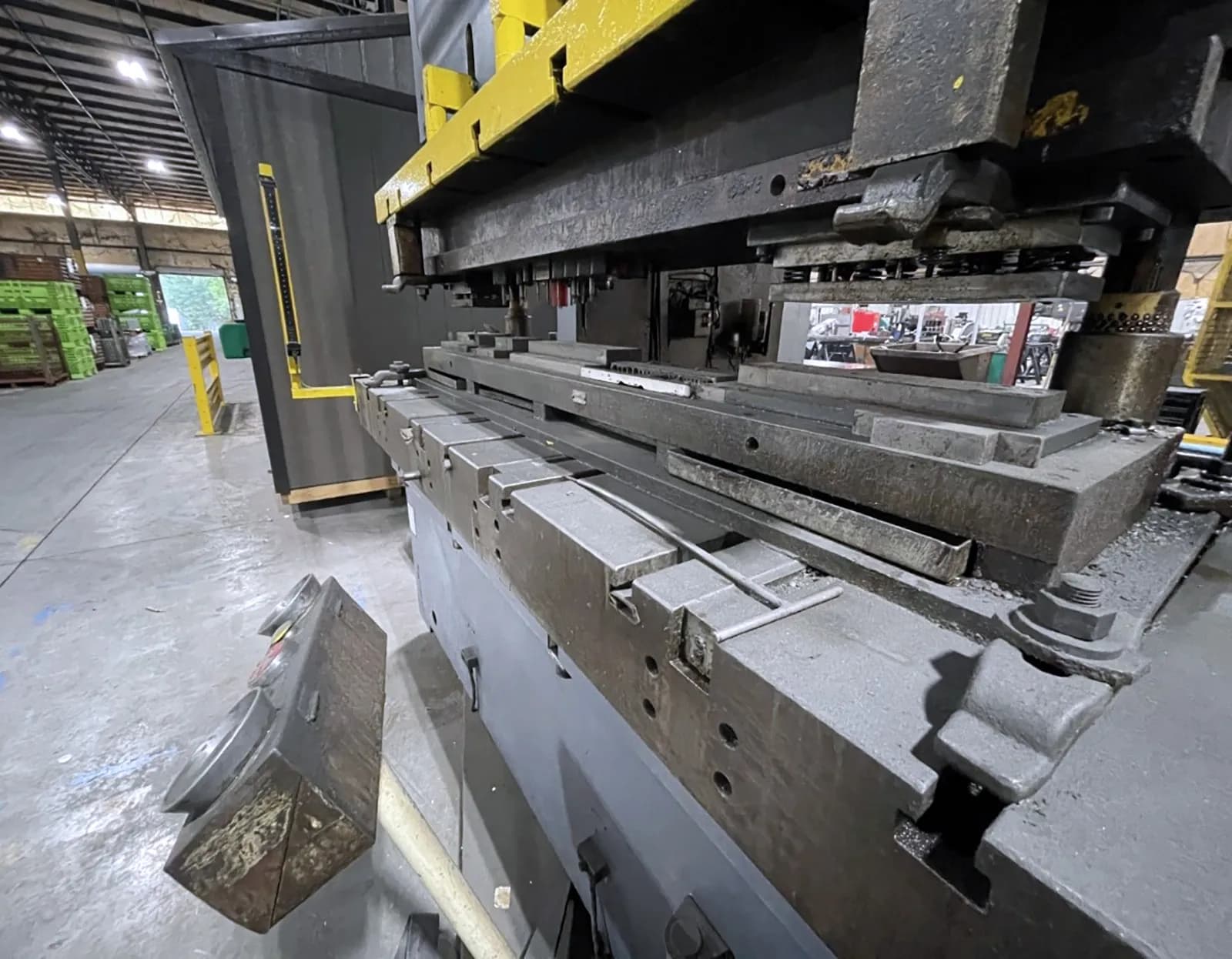 Aida NC2-200 (2) (1987) 200 Ton Two Point Mechanical Gap Frame Stamping Press_3734379