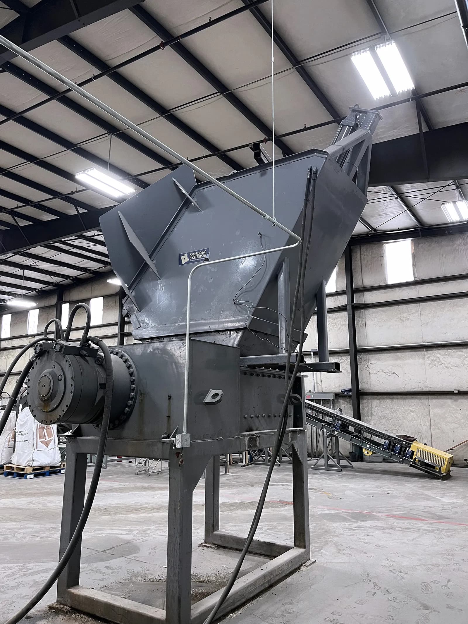 SSI 3000-H dual shaft shredder with hydraulic ram _3745831