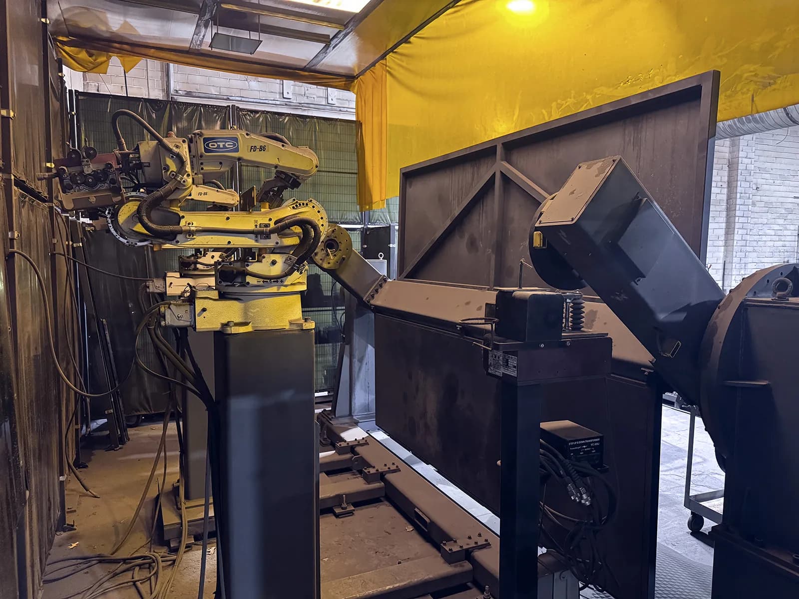 OTC TRI-ARC 1000 w Dual Arm FD-B6 Robotic Weld Cell_3767001